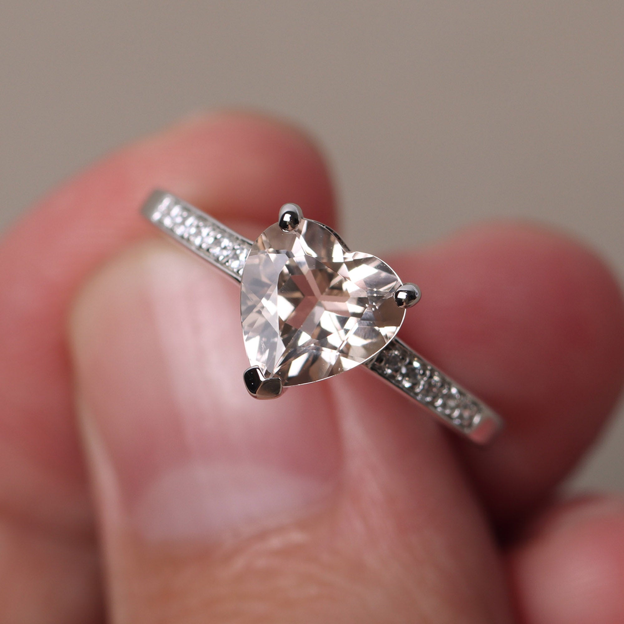 Escuchar el anillo de compromiso de la morganita de oro blanco LUO