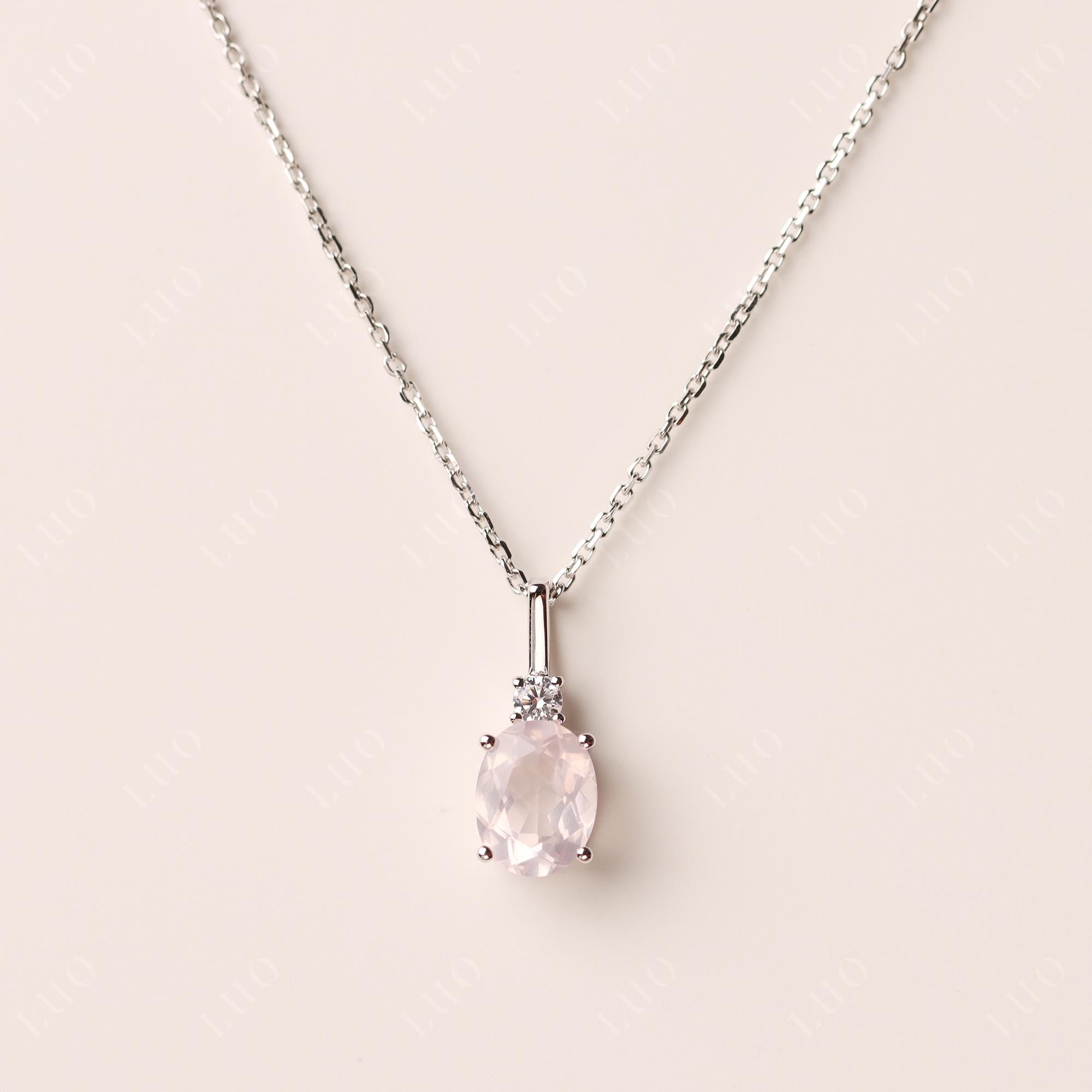 Schlichte ovale Rosenquarz-Halskette