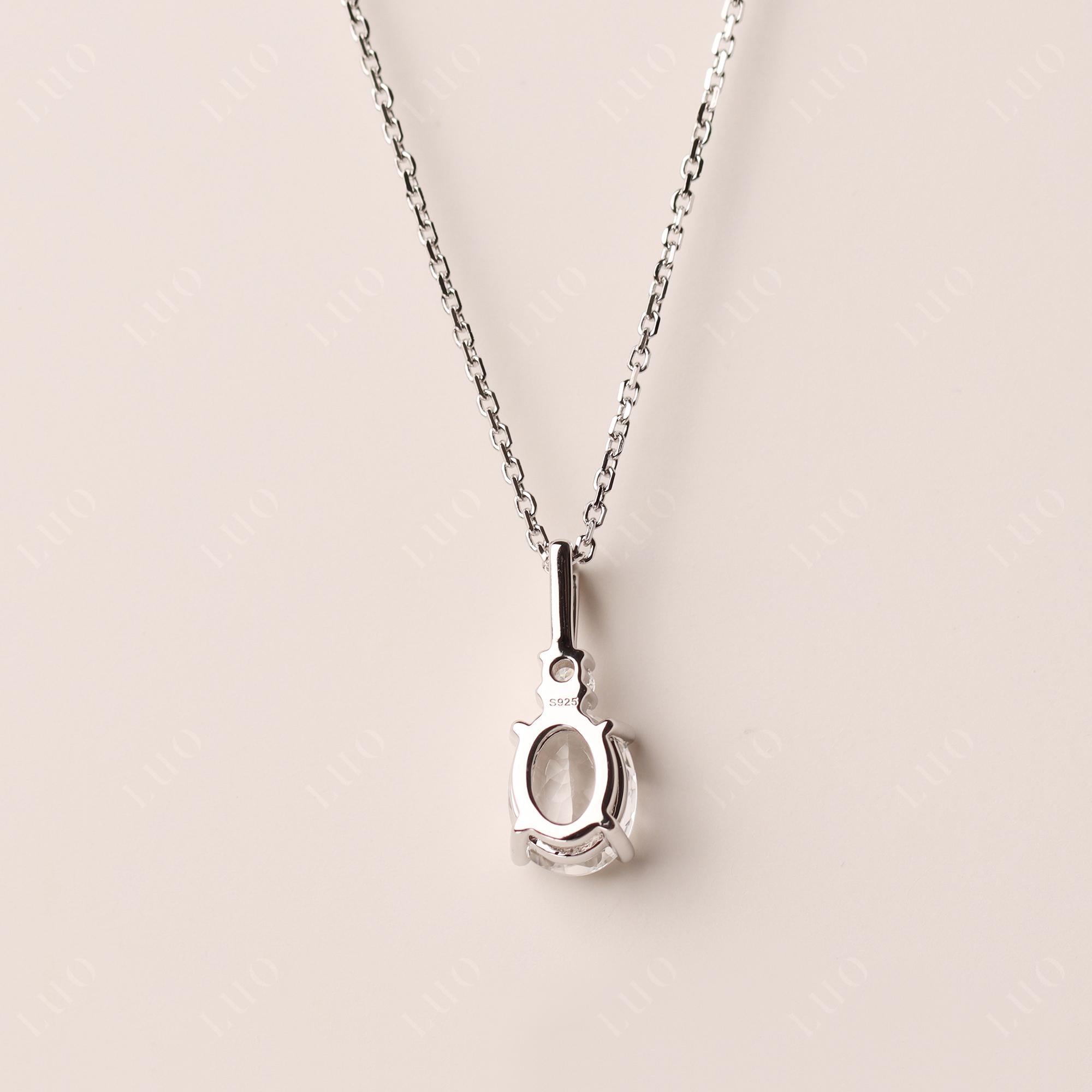 Schlichte ovale Halskette mit weißem Topas