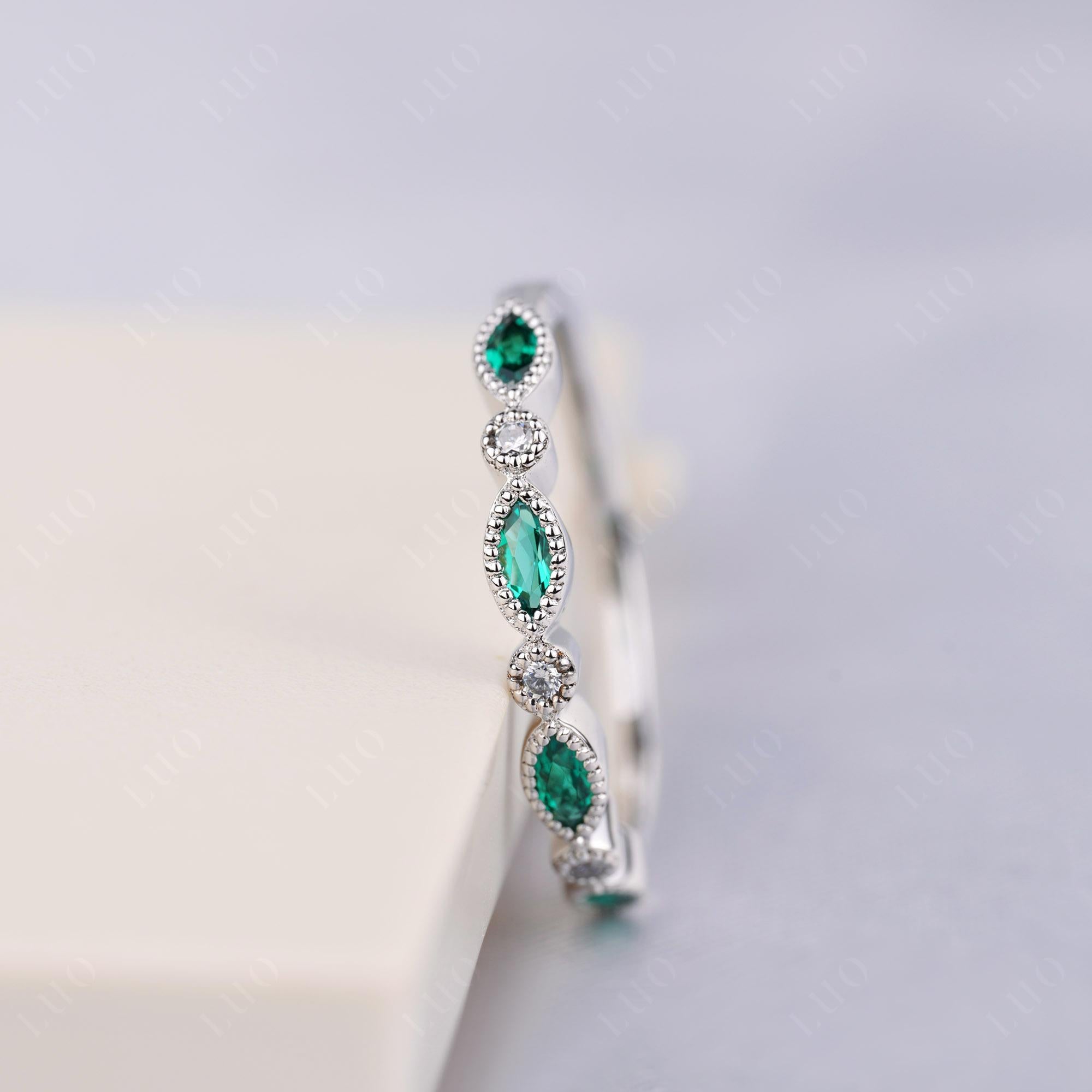Vintage Emerald Wedding Band Ring - LUO Jewelry