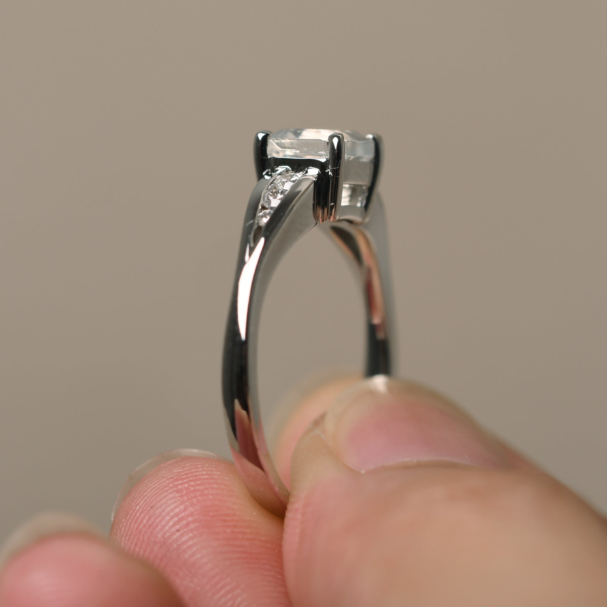 Moonstone Asscherカット婚約指輪