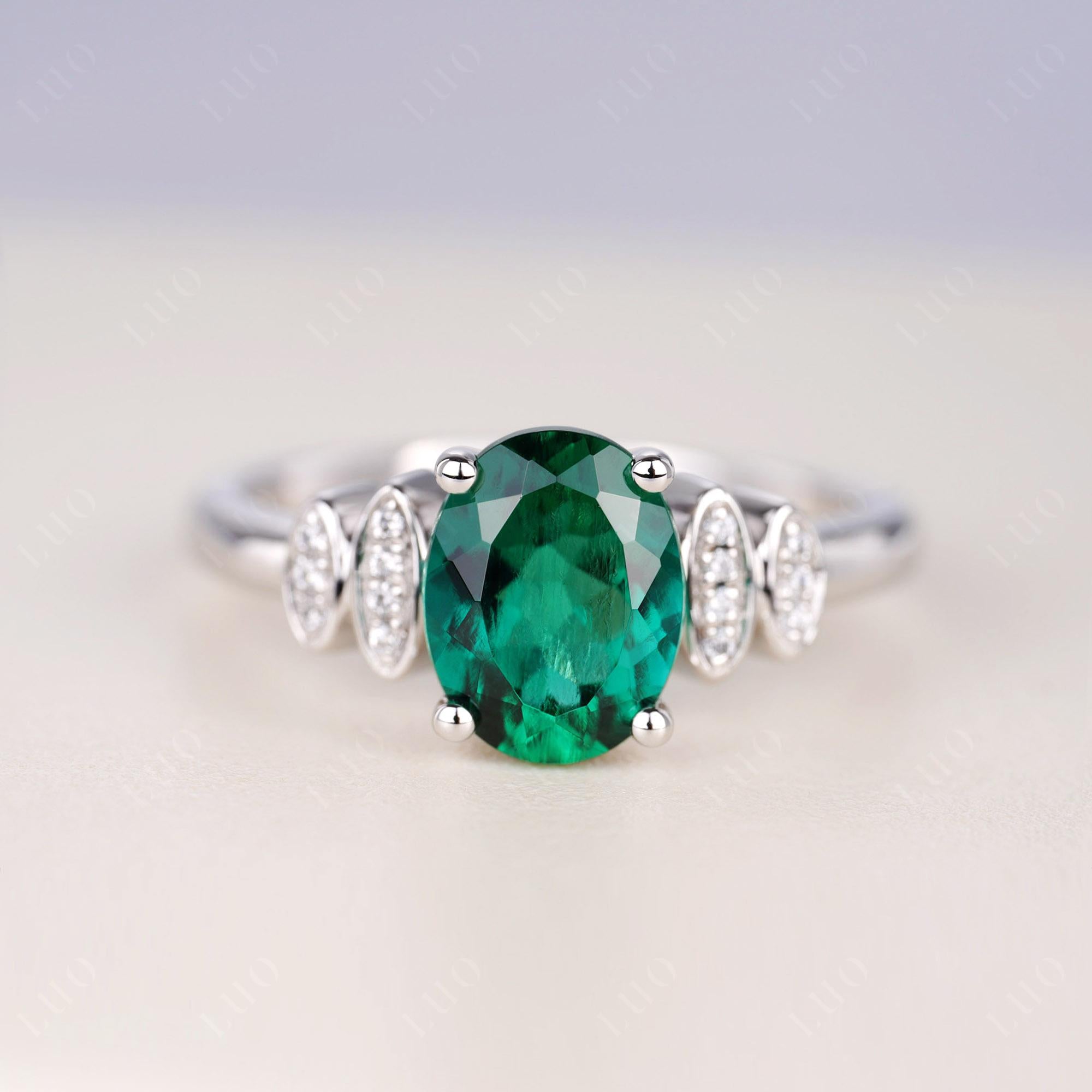 Anillo de compromiso esmeralda de laboratorio de corte ovalado oro