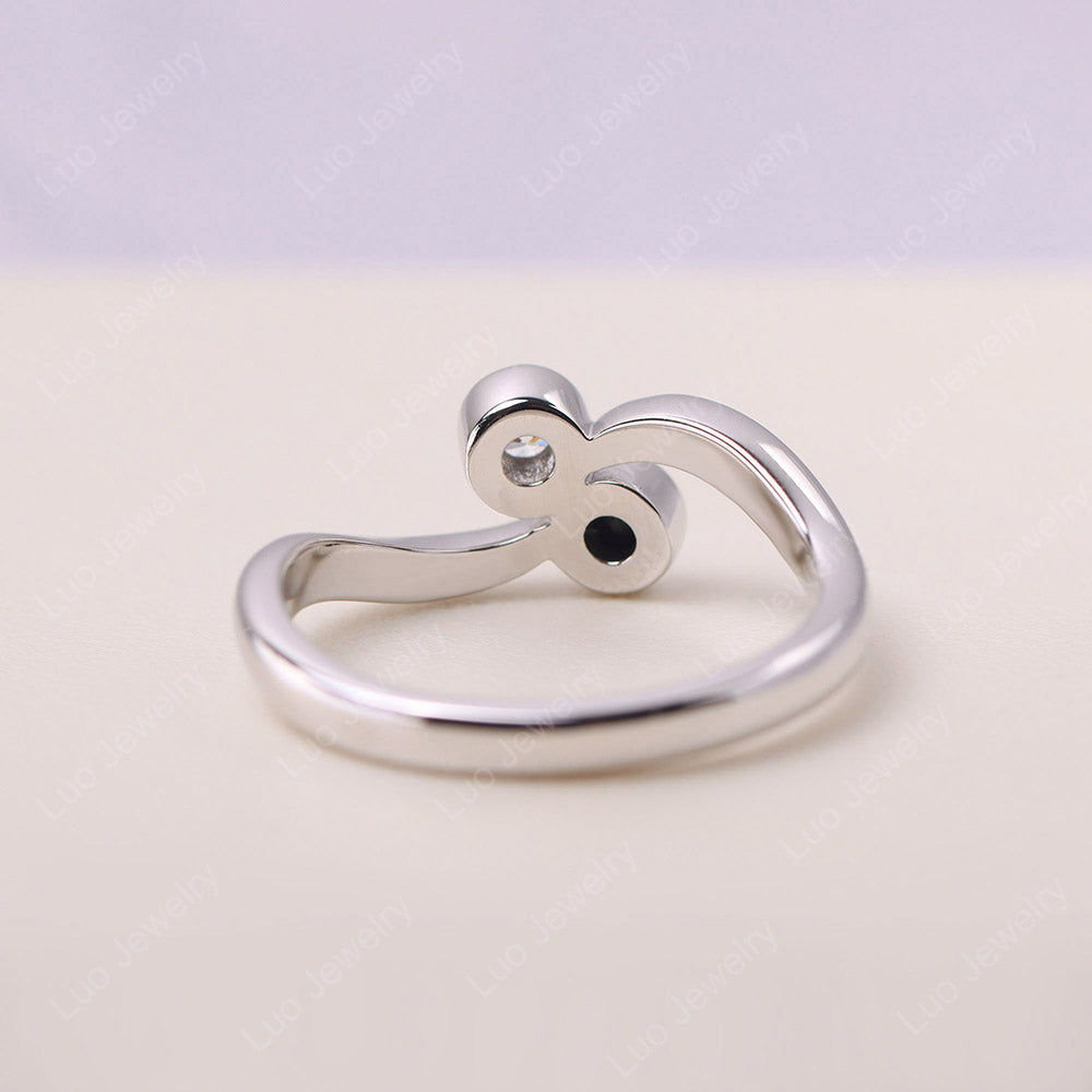 Schwarzer Spinell und Zirkonia Zwei-Stein-Ring für den kleinen Finger