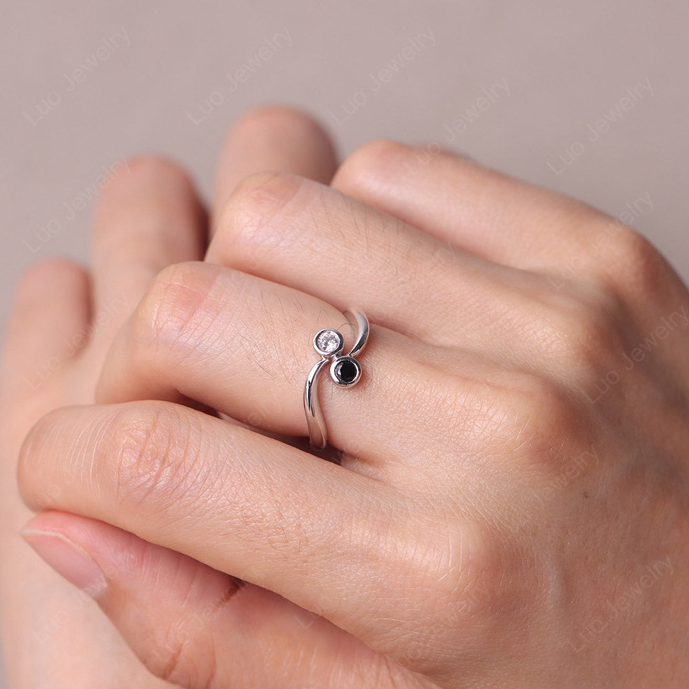 Schwarzer Spinell und Zirkonia Zwei-Stein-Ring für den kleinen Finger