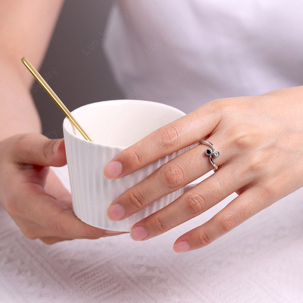 Schwarzer Spinell und Zirkonia Zwei-Stein-Ring für den kleinen Finger