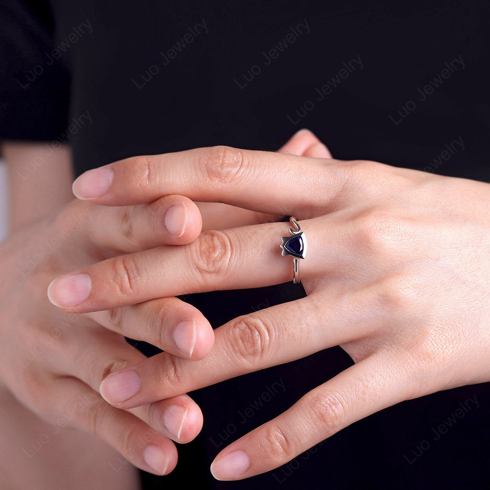 Saphir-Katze inspirierter Ring