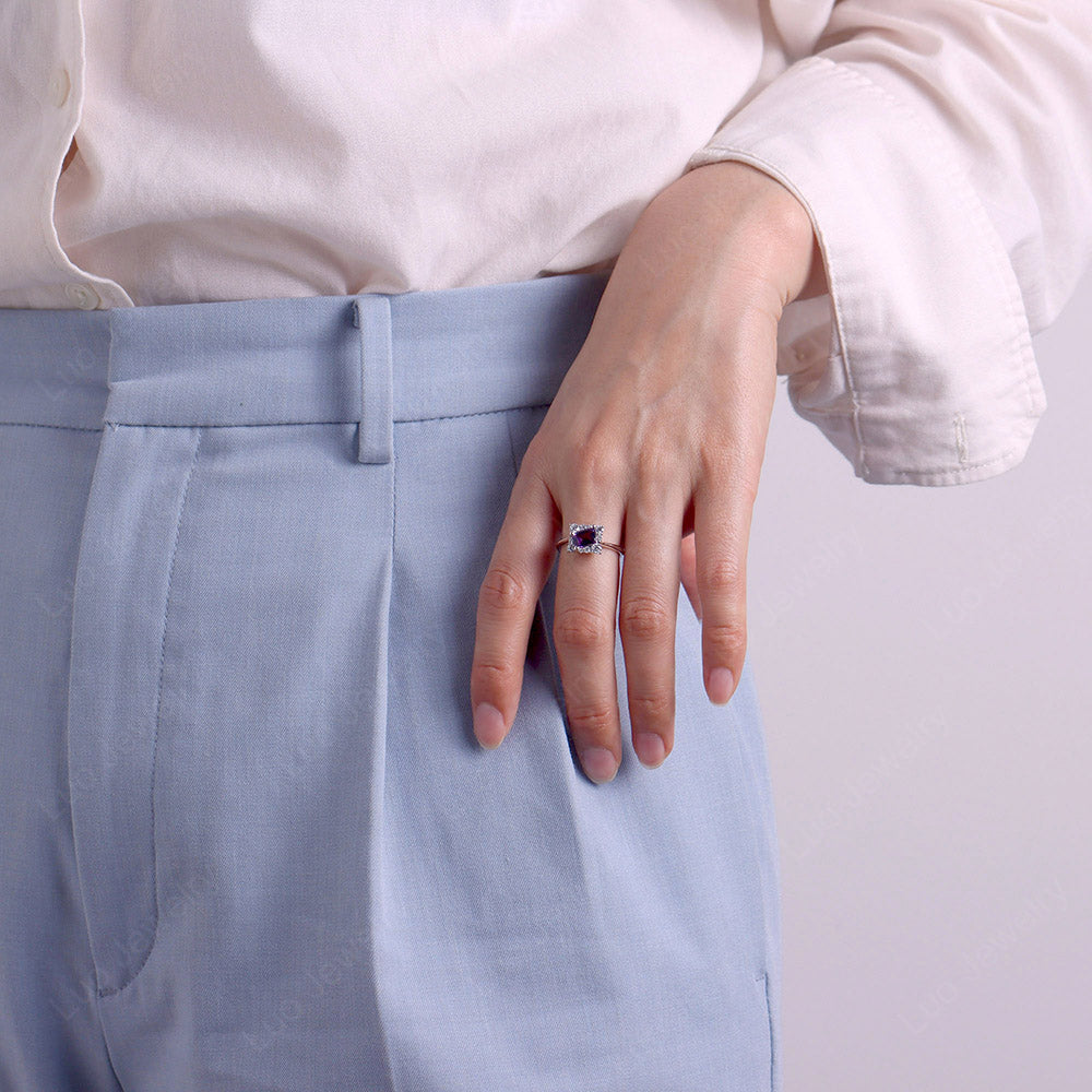 Halo-Ring mit Amethyst im Smaragdschliff