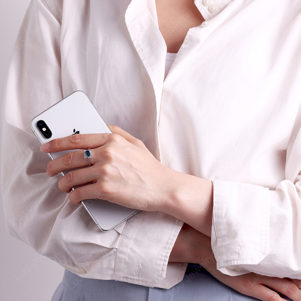 Halo-Ring mit Londoner Blautopas im Smaragdschliff
