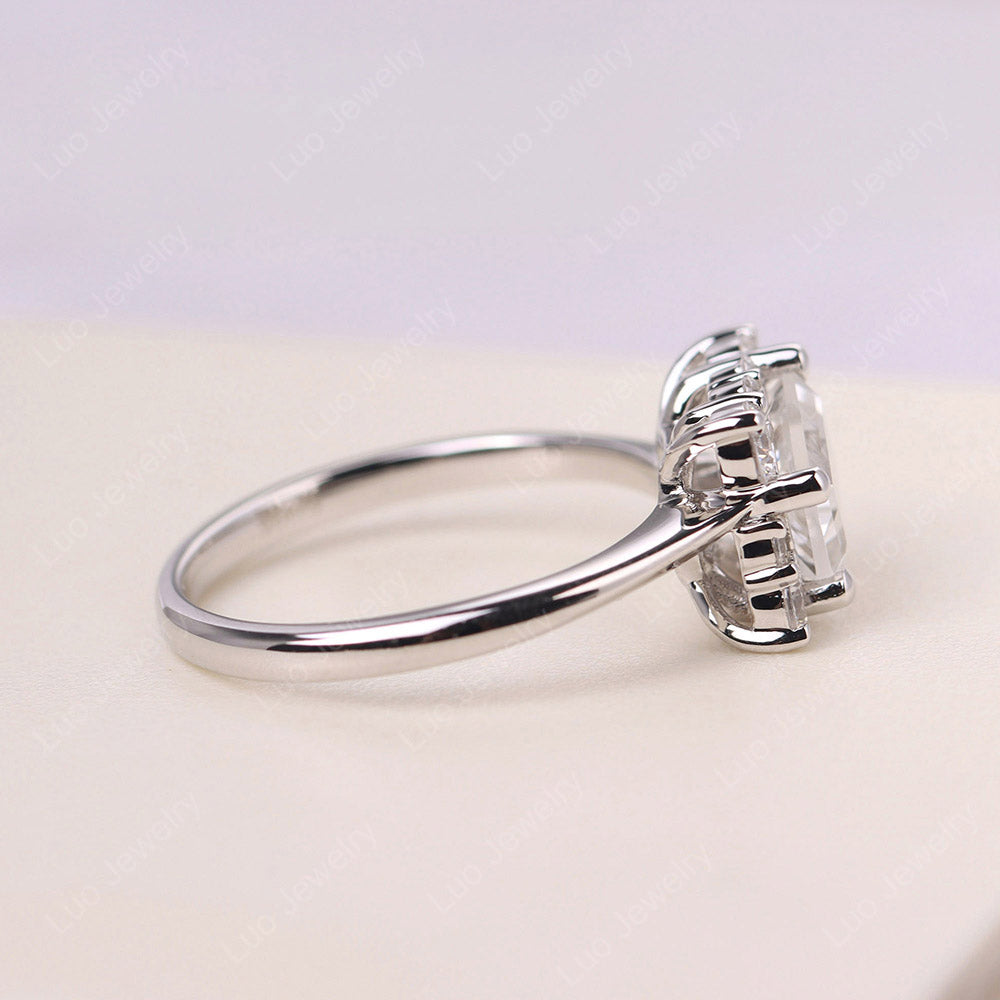 Halo-Ring mit weißem Topas im Smaragdschliff