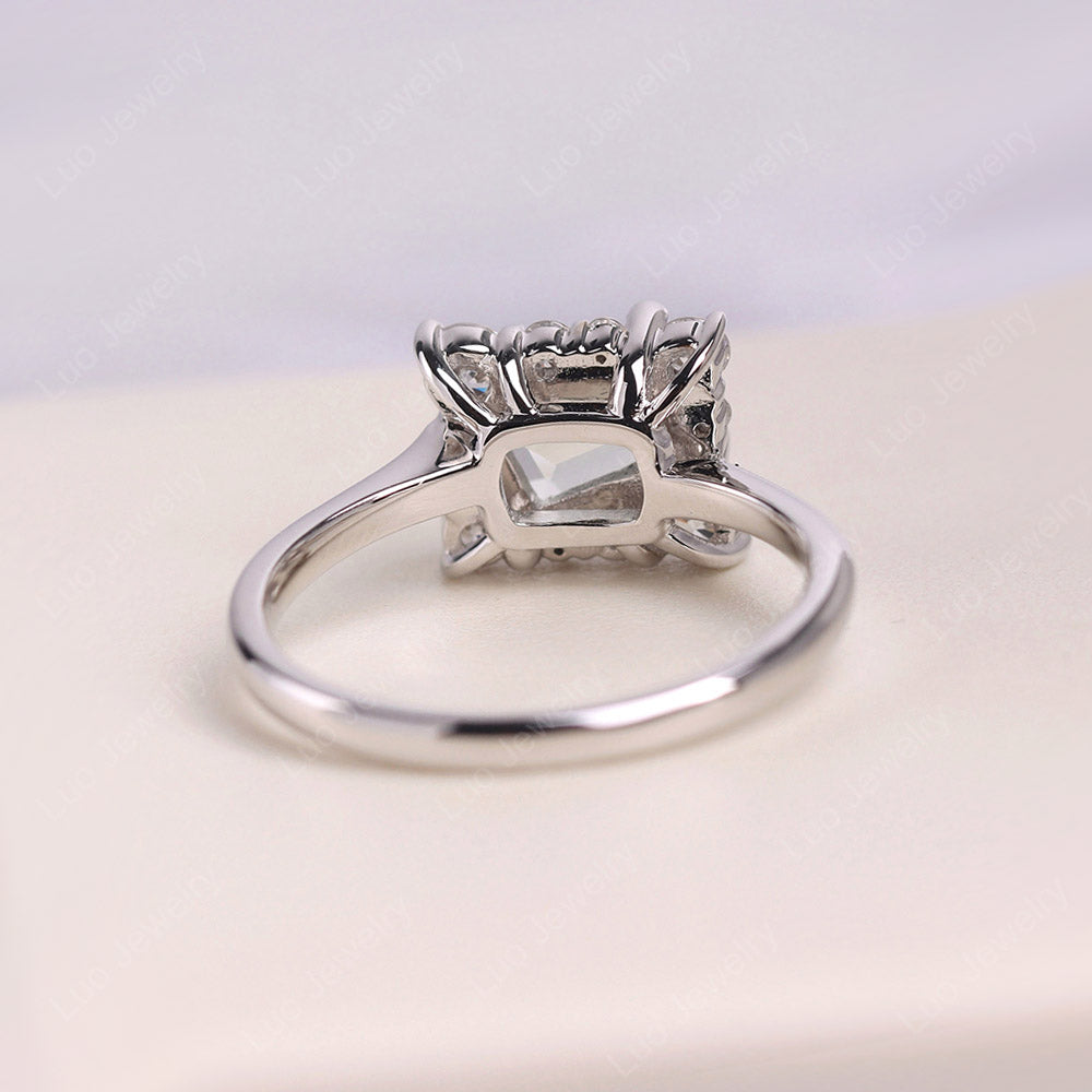 Halo-Ring mit weißem Topas im Smaragdschliff