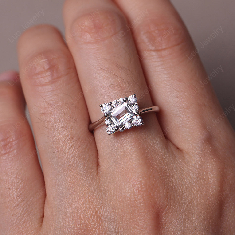 Halo-Ring mit weißem Topas im Smaragdschliff