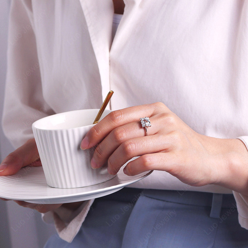 Halo-Ring mit weißem Topas im Smaragdschliff