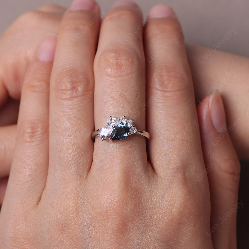 Birnenförmiger Cluster London Blue Topaz Mutterring