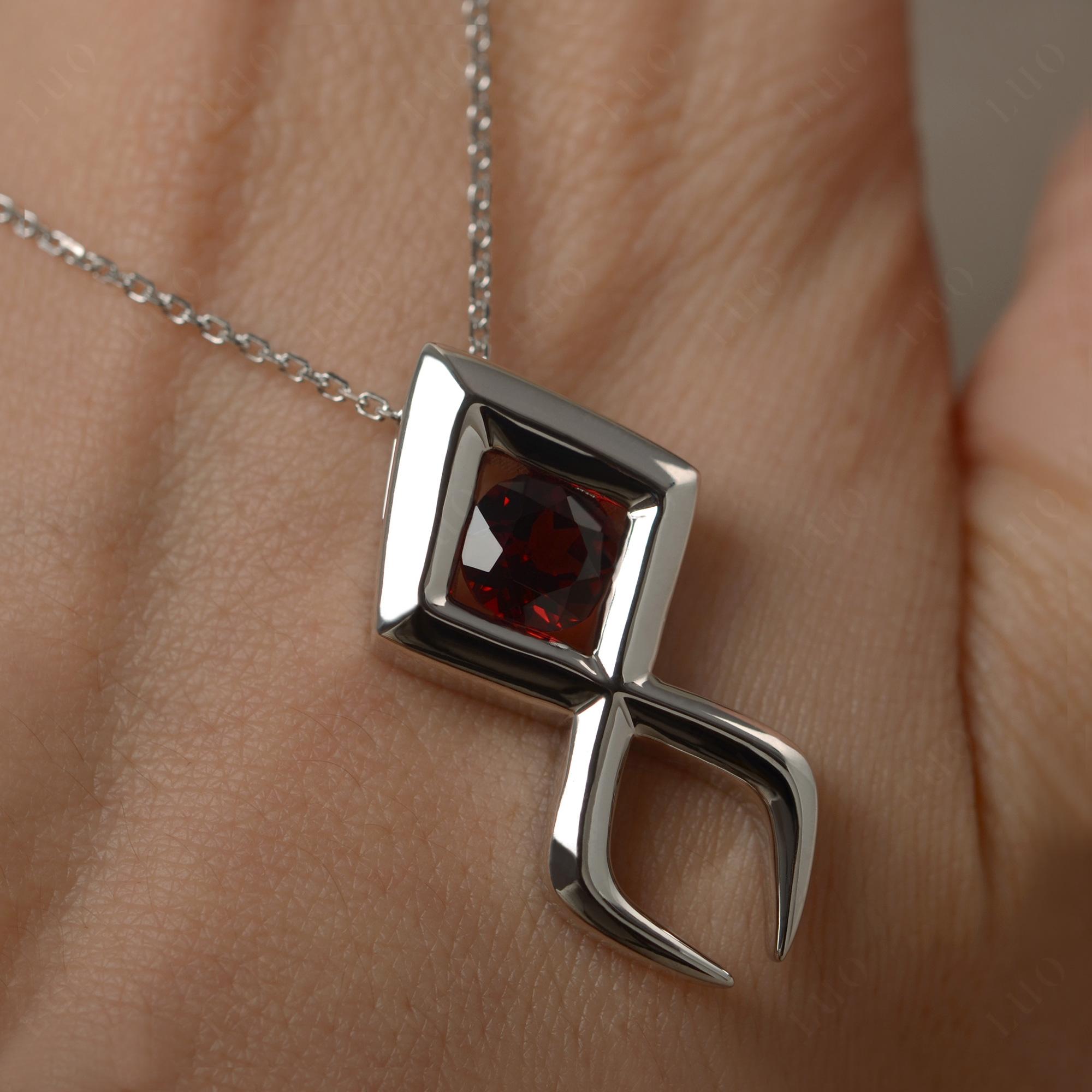 Collar de granate con pez Jesús