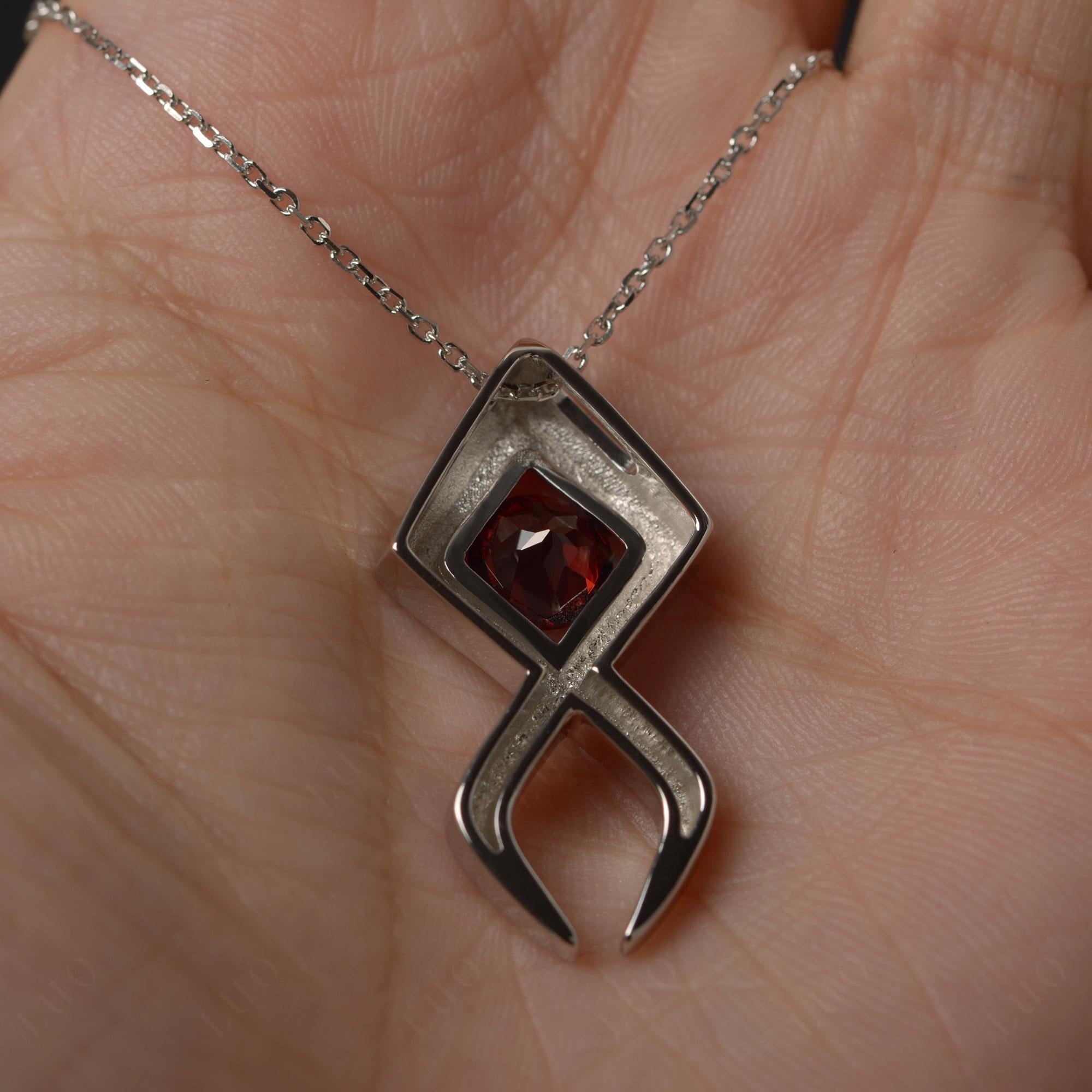 Collar de granate con pez Jesús