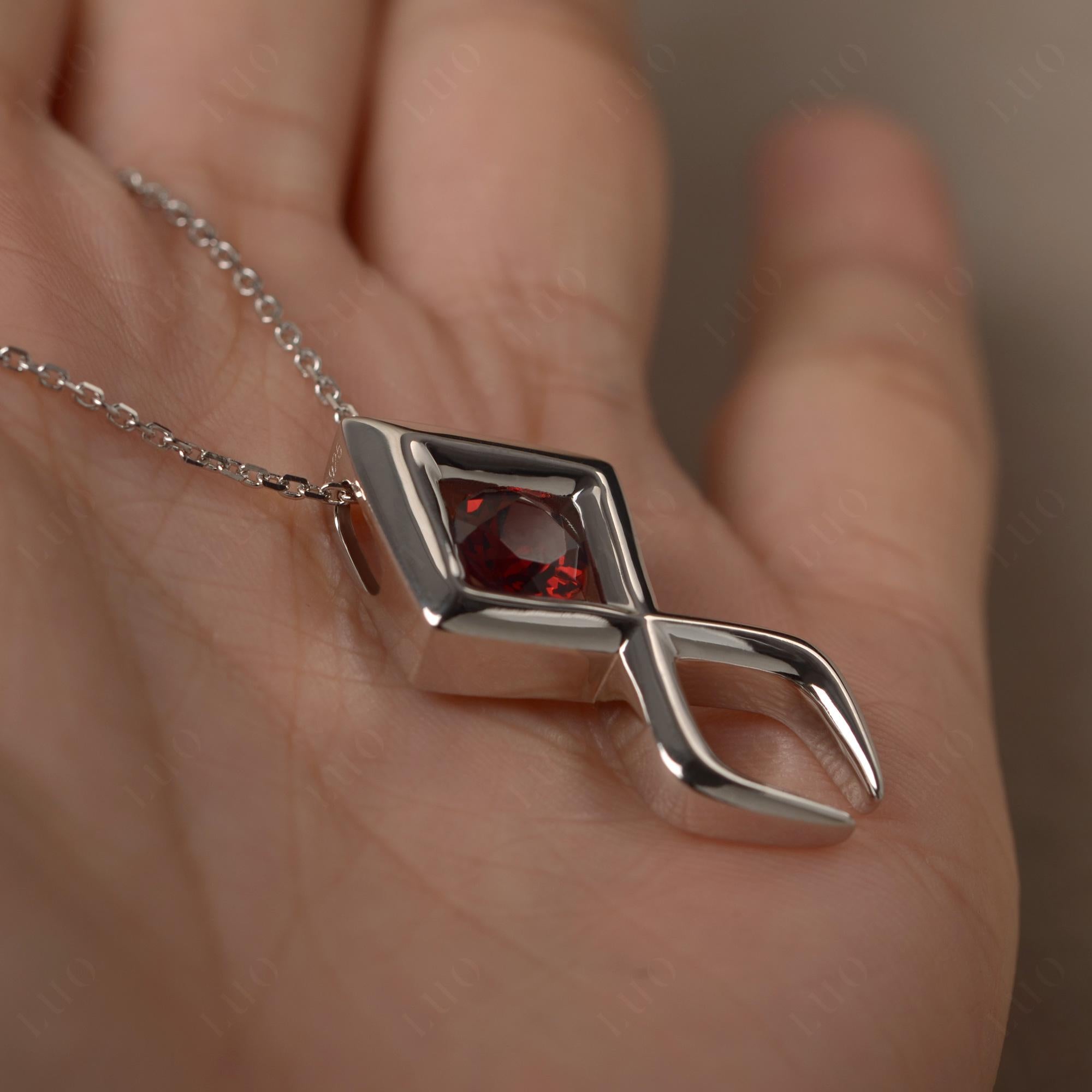 Collar de granate con pez Jesús