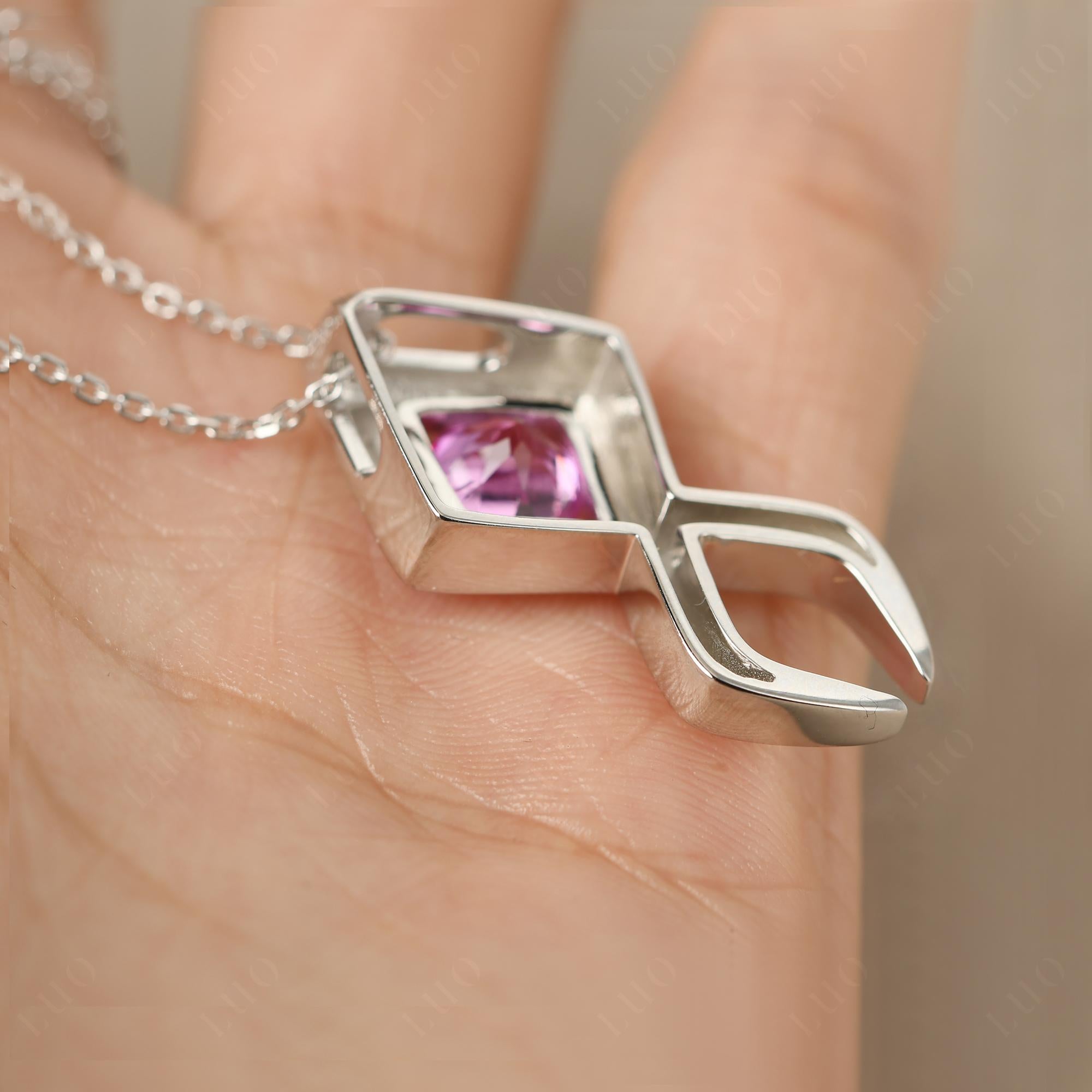 Jesus Fish Lab ha creato una collana di zaffiro rosa