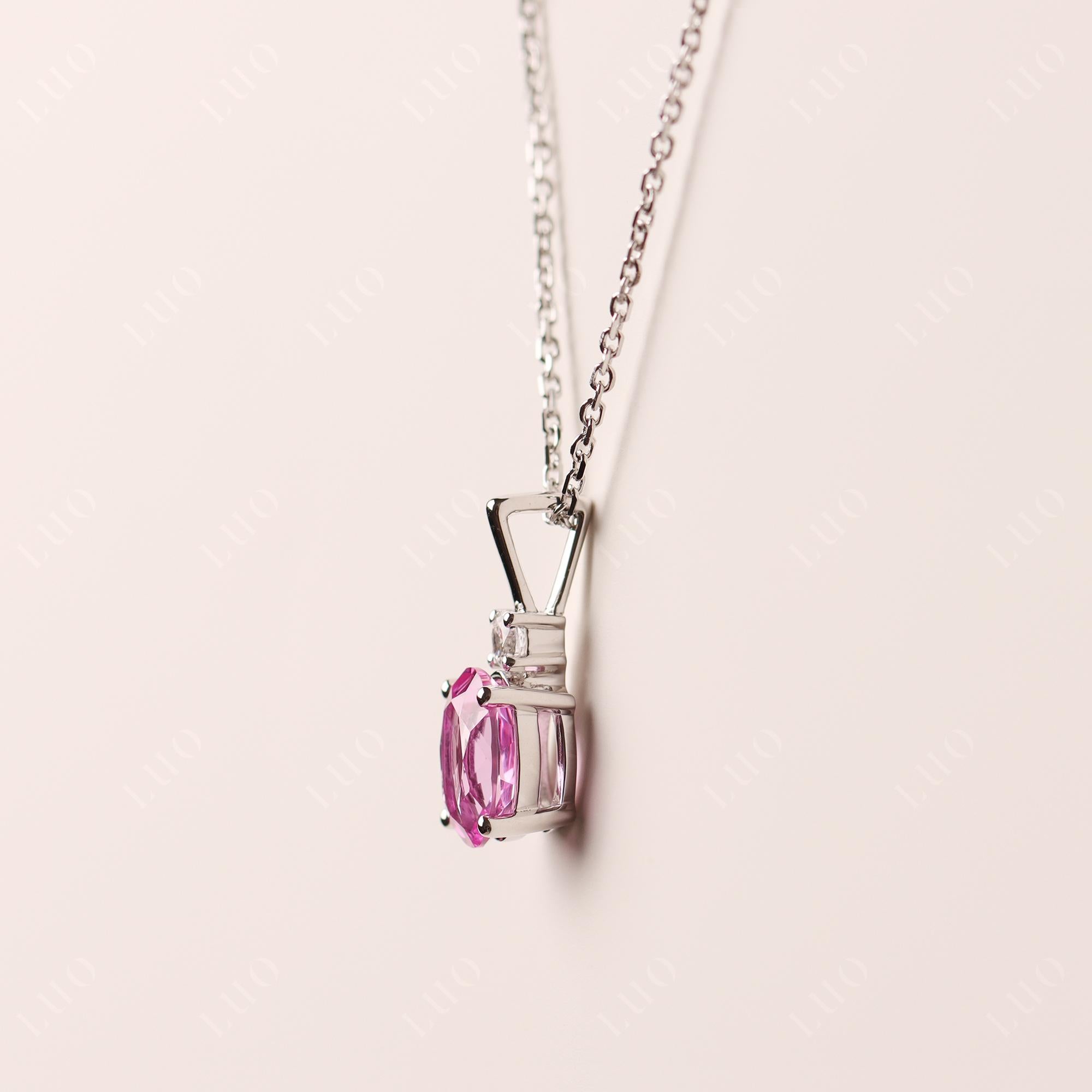 Colgante oval simple del collar del zafiro rosado