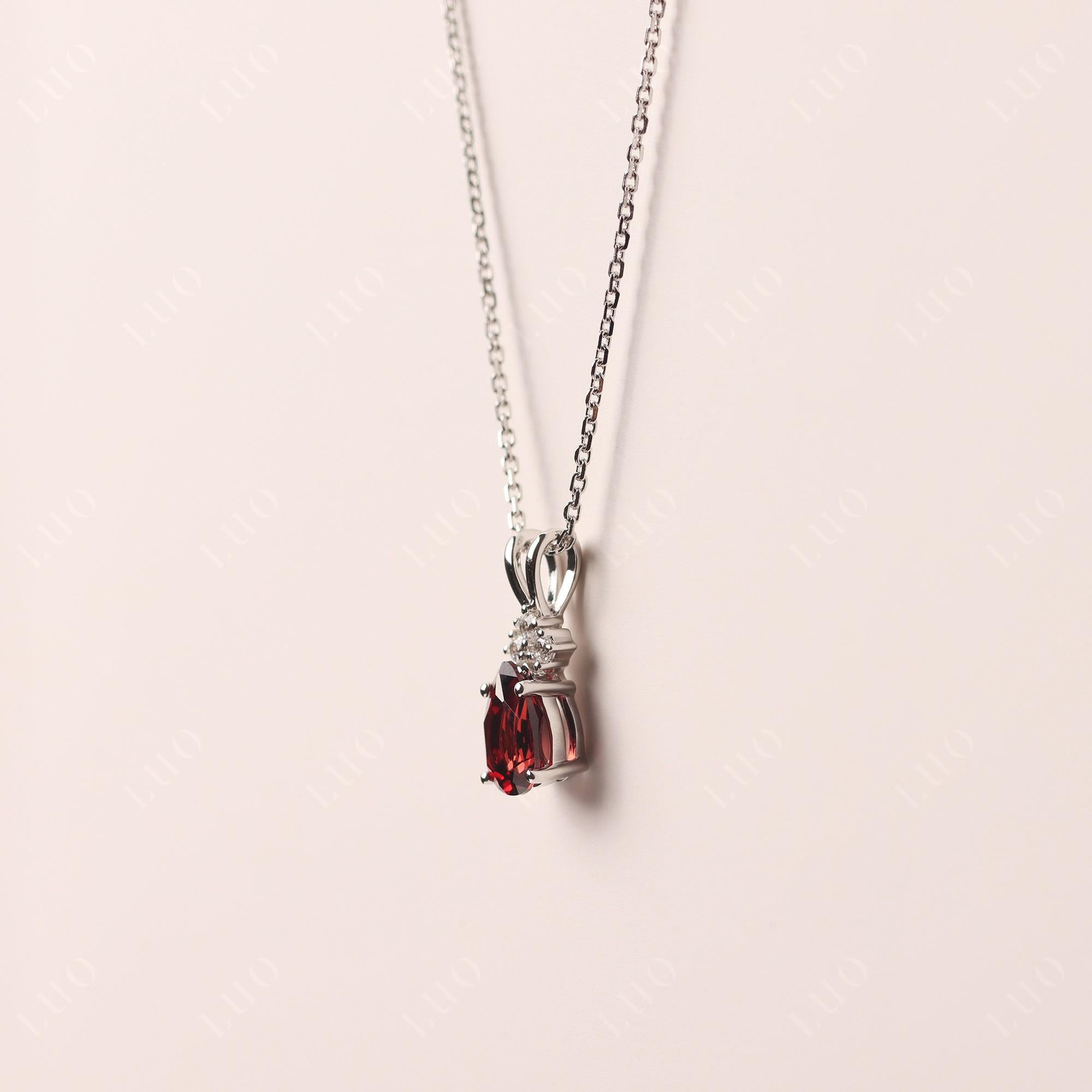Collar granate en forma de pera