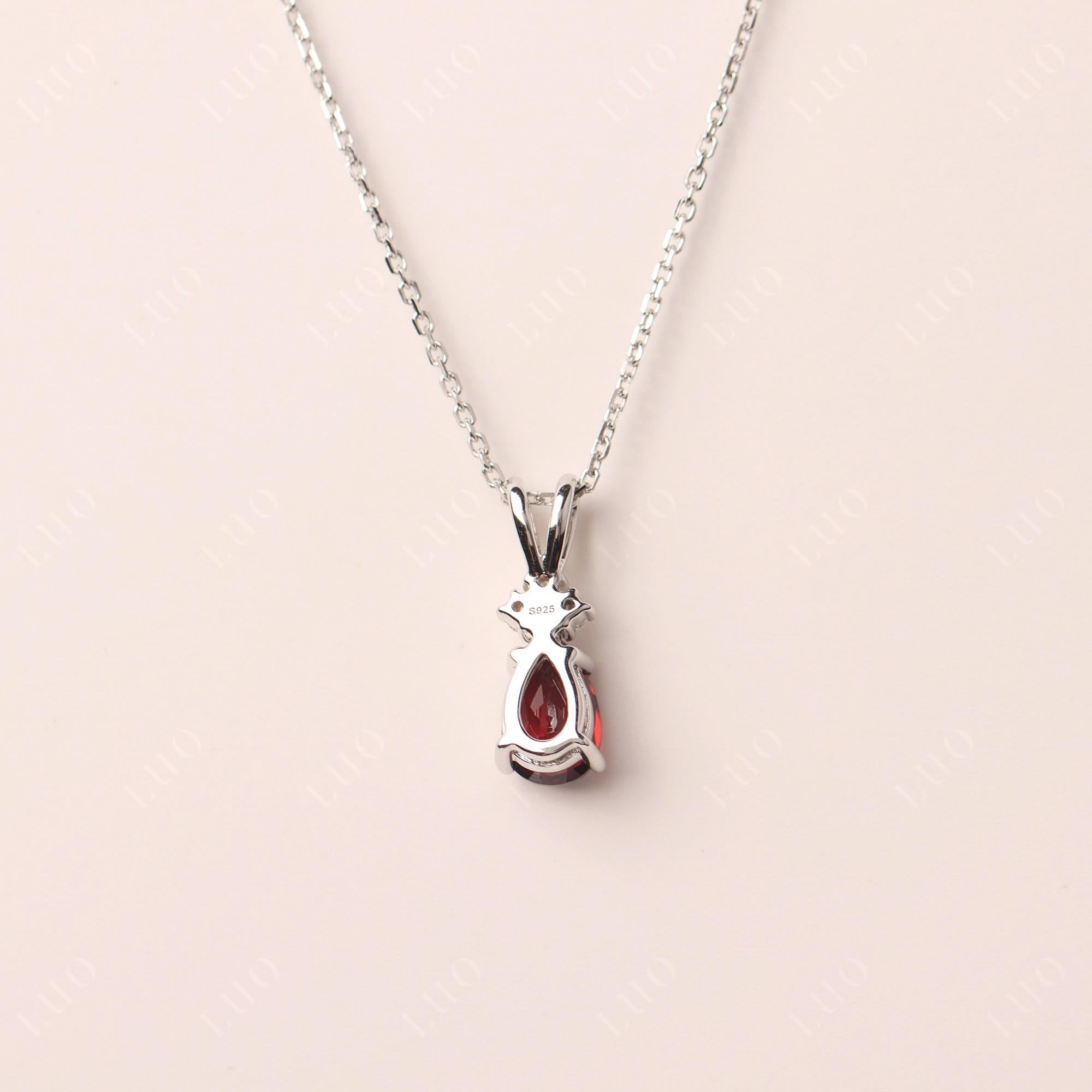 Collar granate en forma de pera