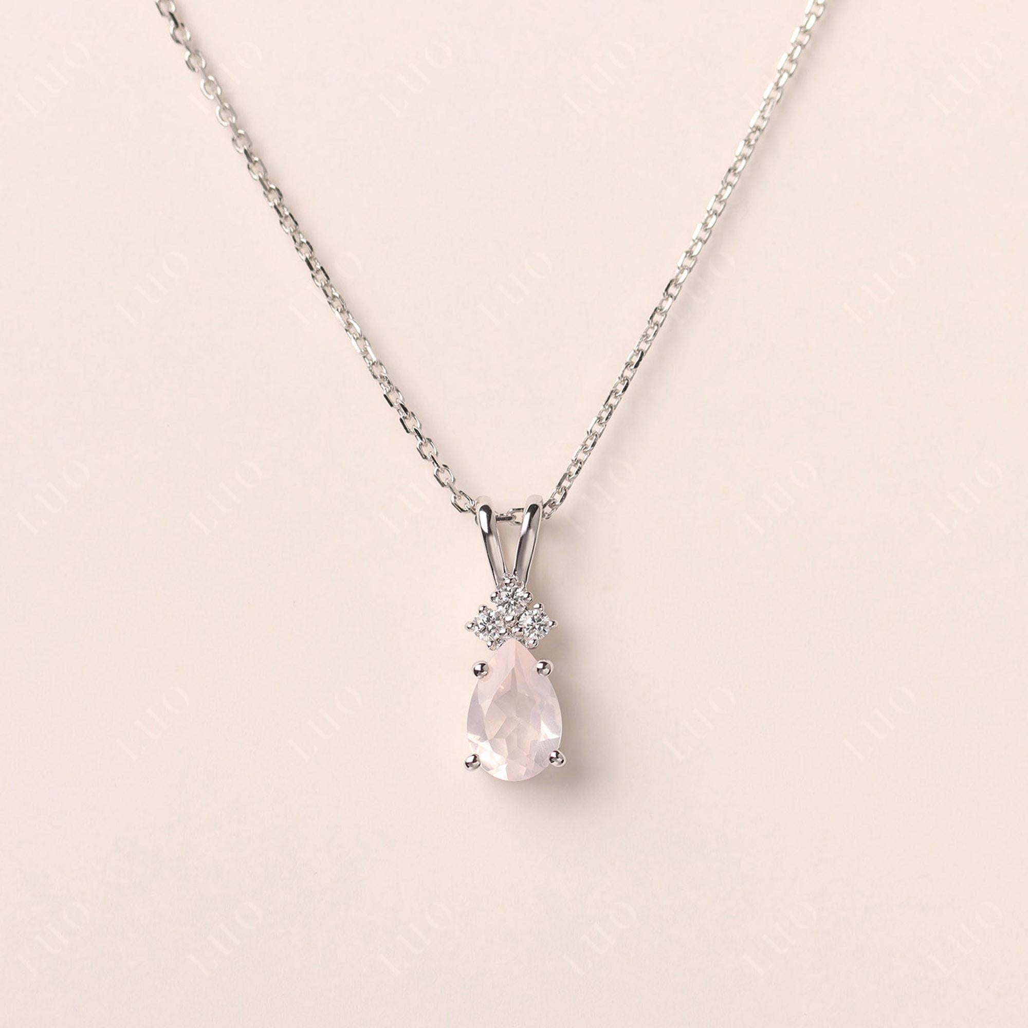 Collier de quartz rose en forme de poire