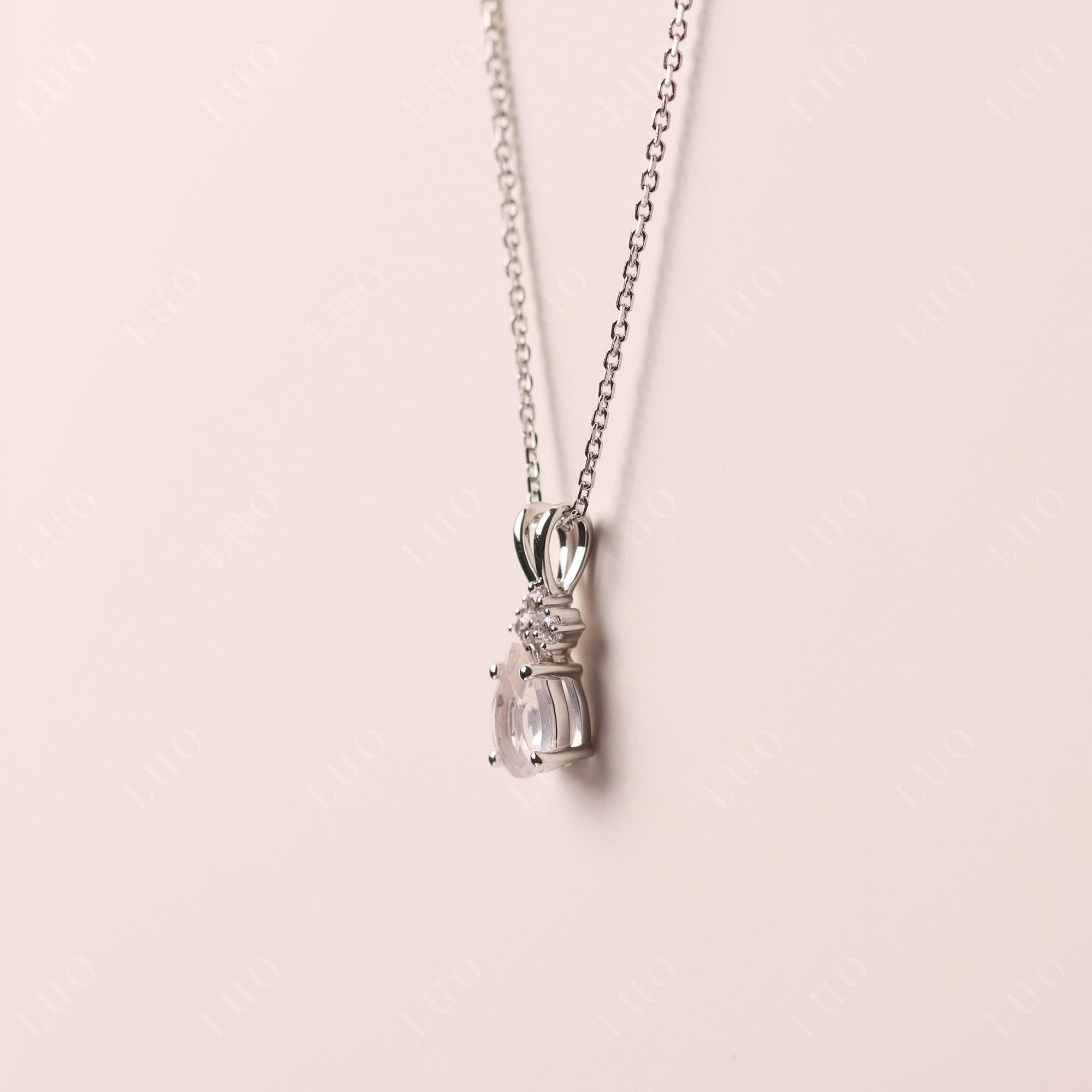 Collier de quartz rose en forme de poire