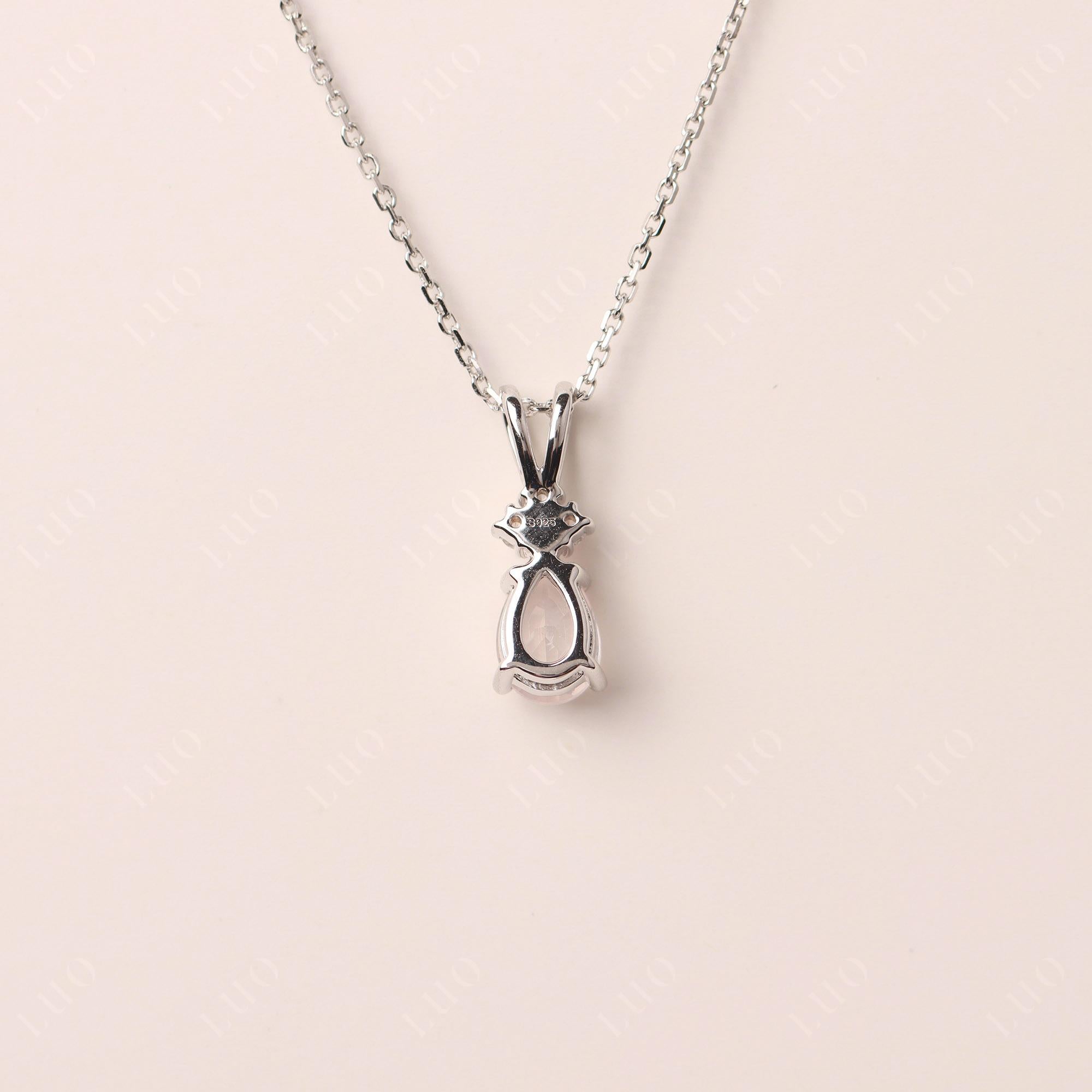 Collier de quartz rose en forme de poire