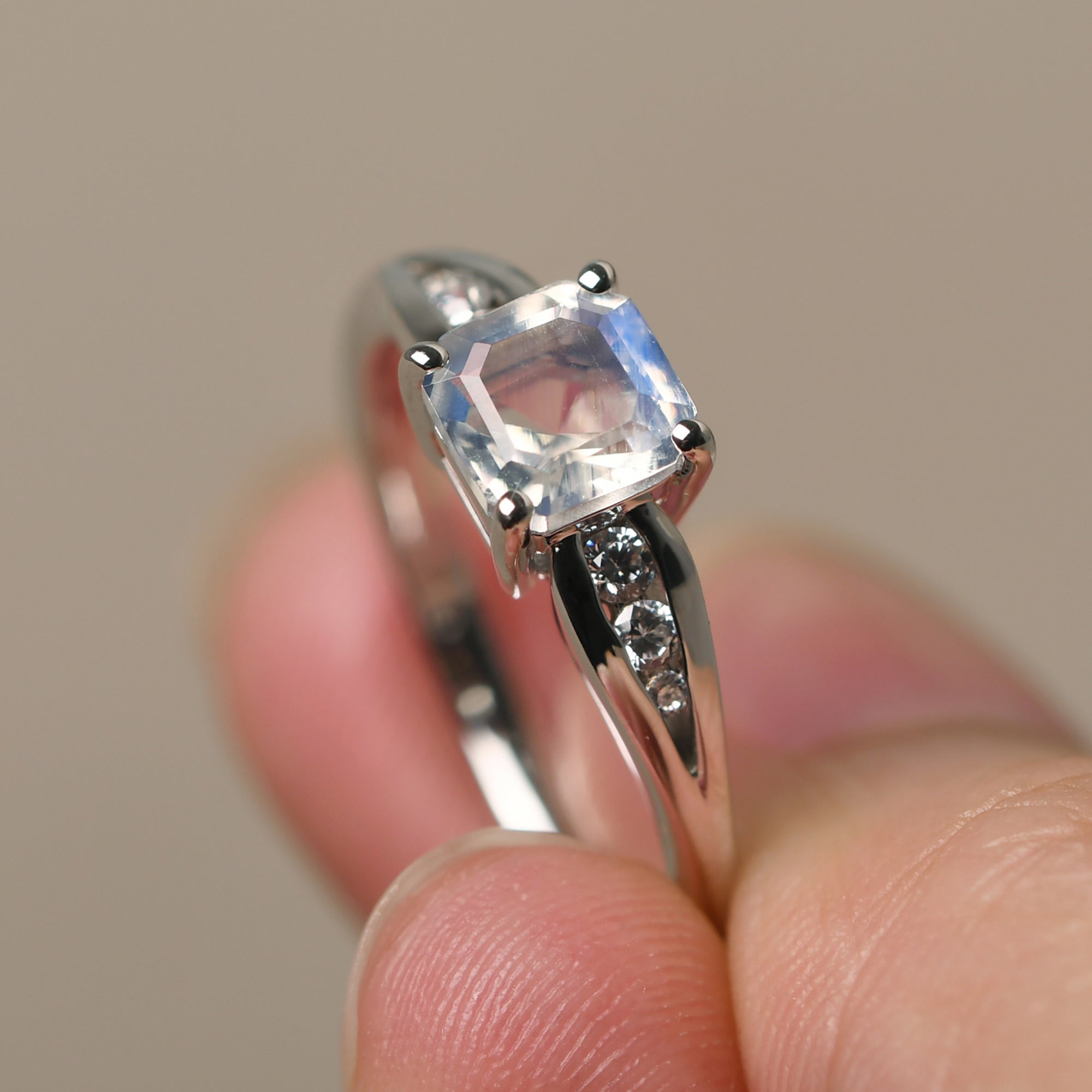 Anello di fidanzamento Moonstone Asscher Cut