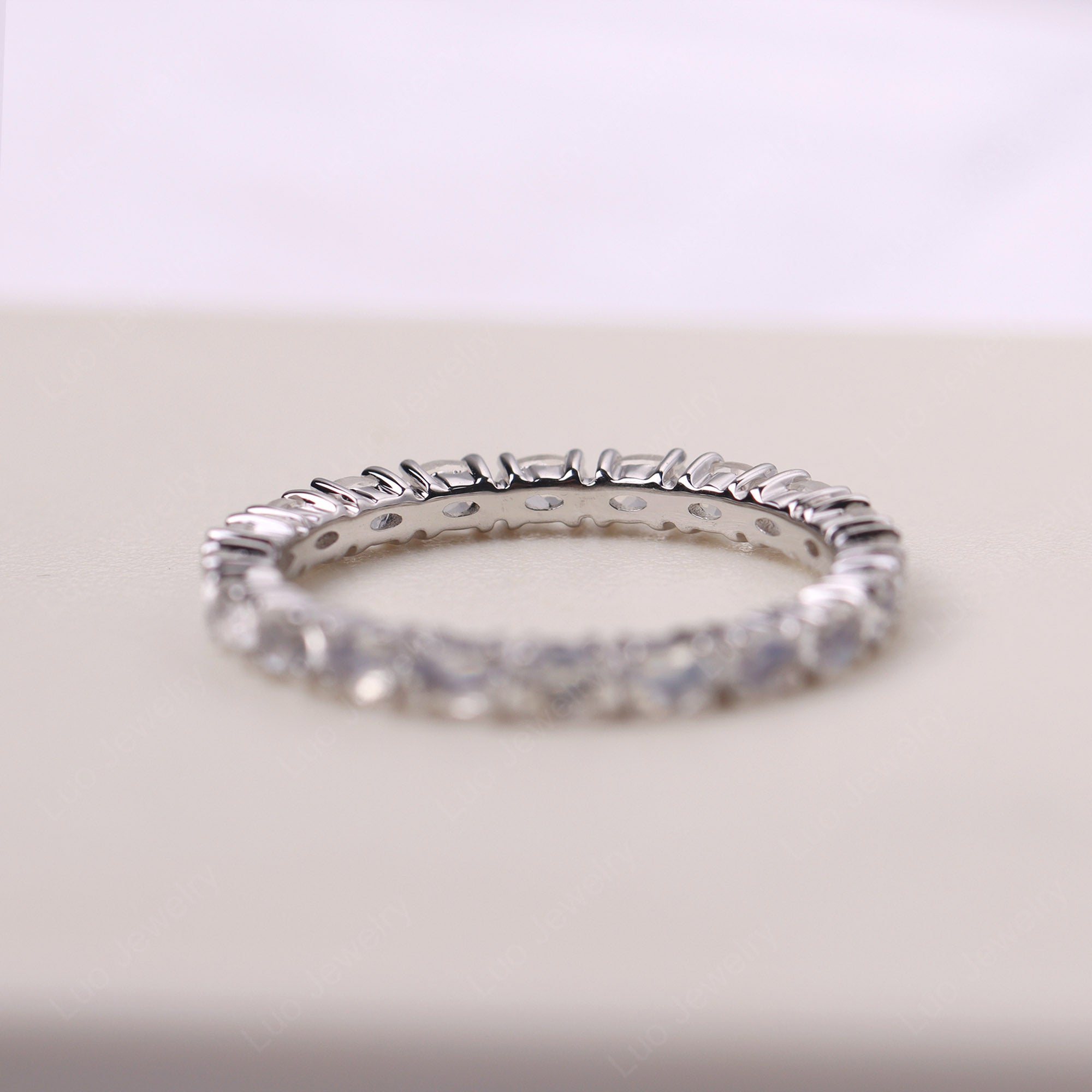Anello di eternità ovale in pietra di luna
