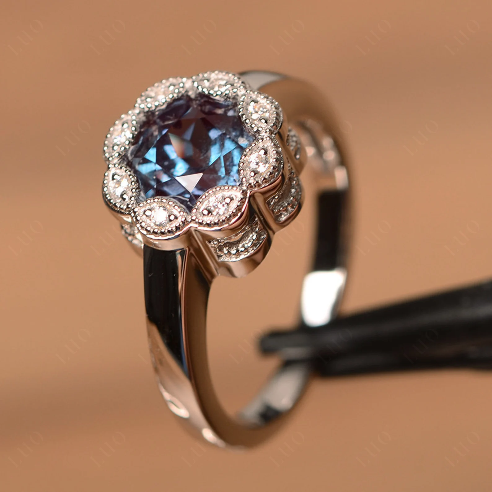 Anillo de flores de halo de anillo de alexandrita vintage
