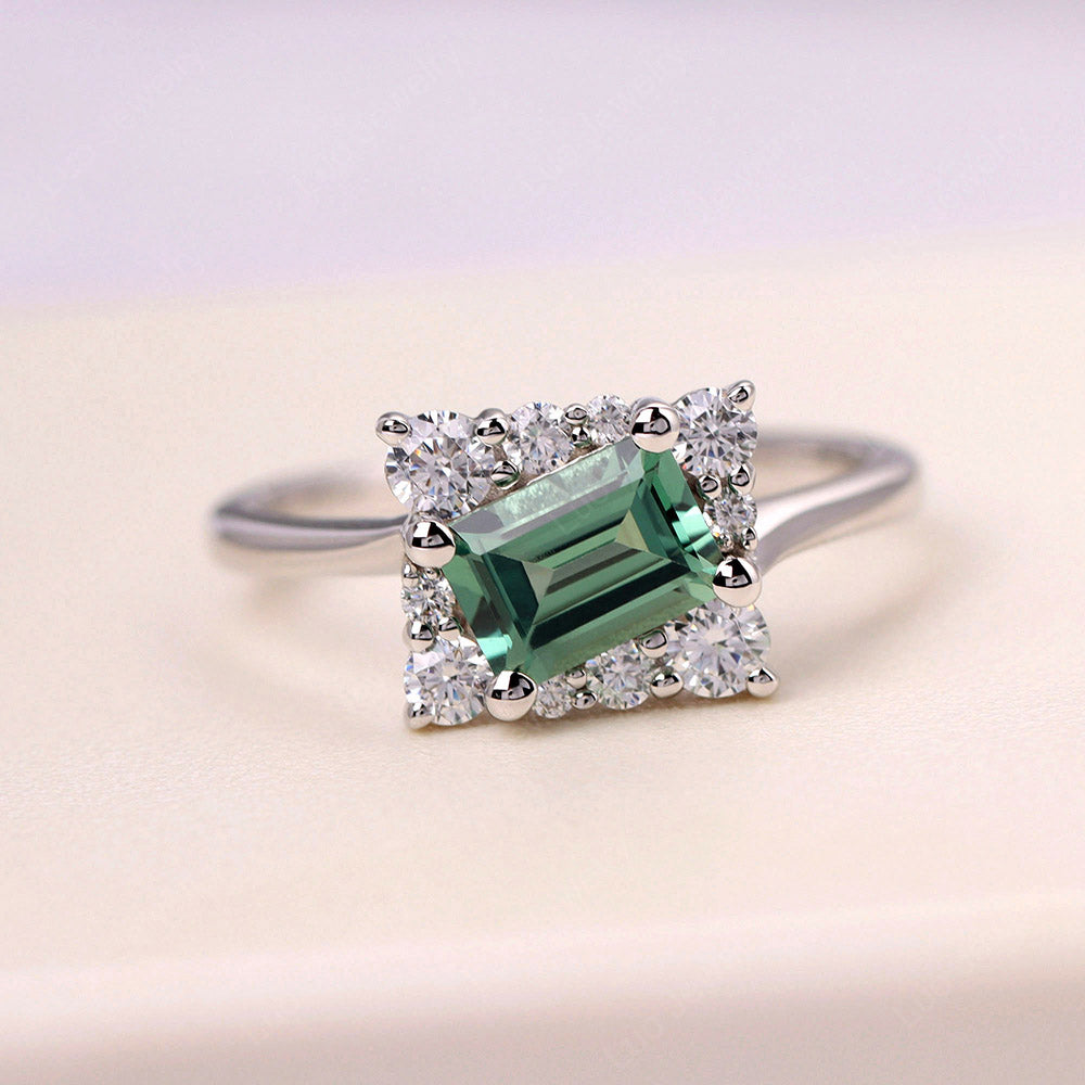 Anillo con halo de zafiro verde de talla esmeralda