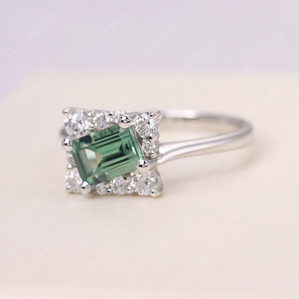 Anillo con halo de zafiro verde de talla esmeralda