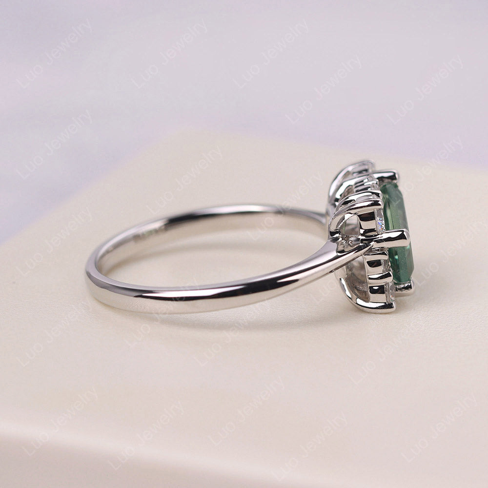 Halo-Ring mit grünem Saphir im Smaragdschliff