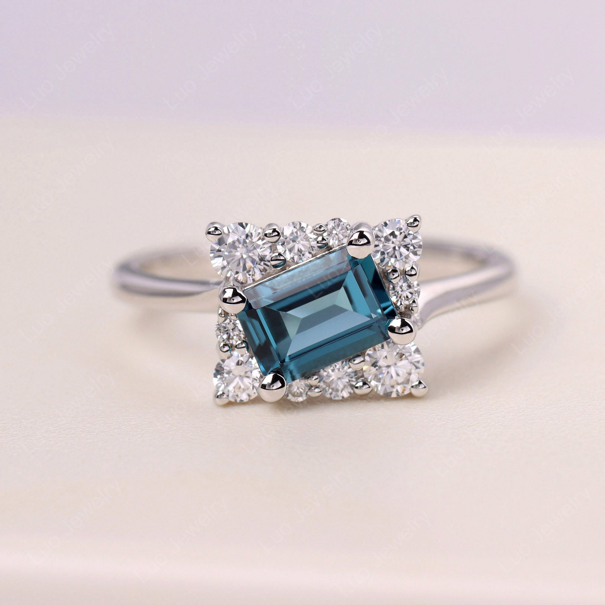 Anillo Emerald Cut London Blue Topaz Halo