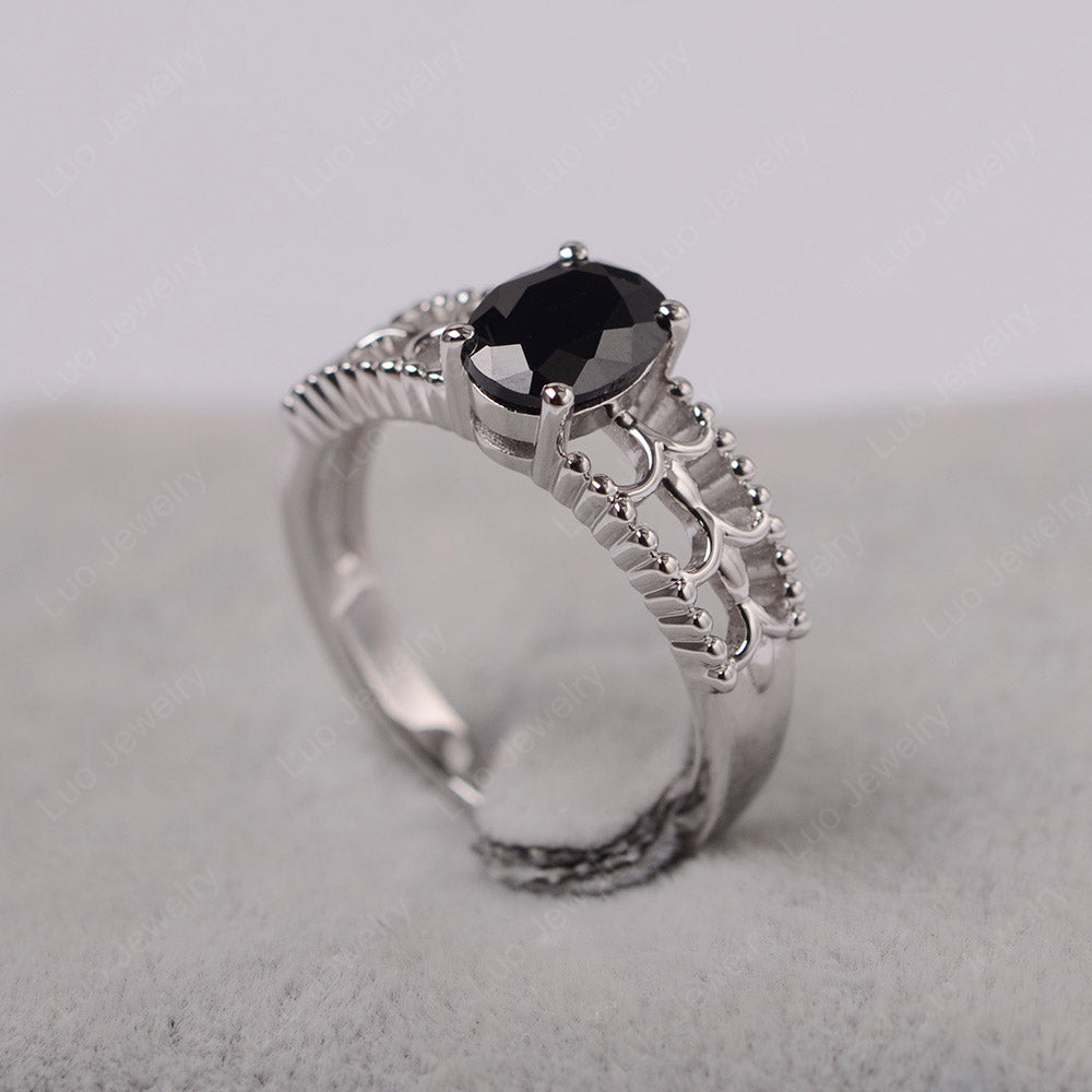 Anillo solitario vintage de espinela negra de corte ovalado