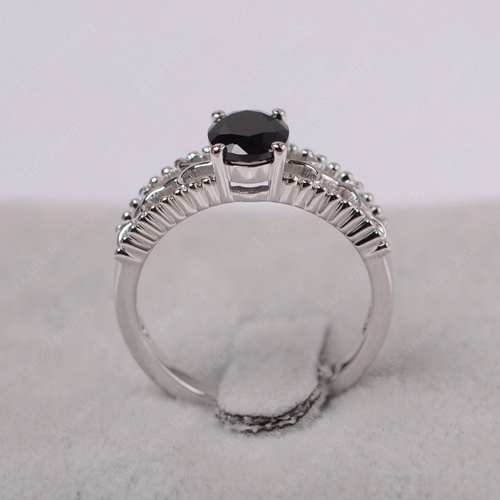 Anillo solitario vintage de espinela negra de corte ovalado